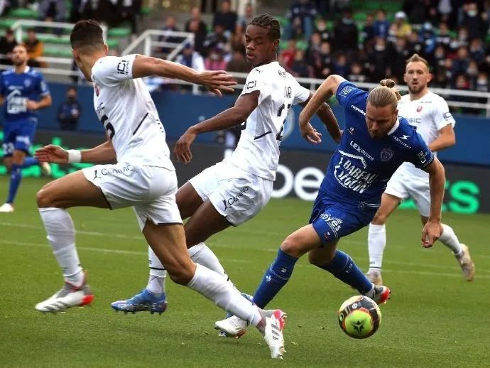  布雷斯特防守反击奏效，客场爆冷门擒领头羊